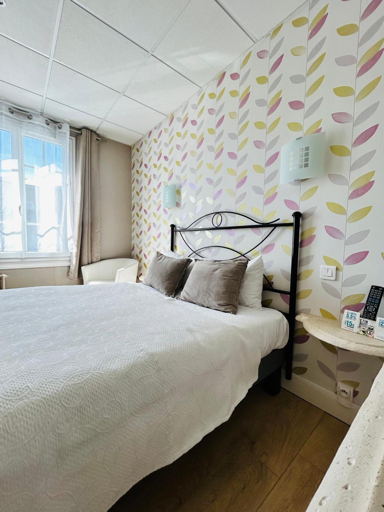 Logis Hotel L'Ayguelade Bielle Екстер'єр фото
