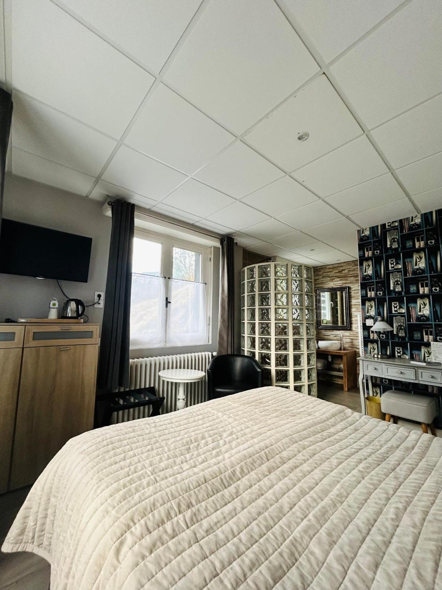 Logis Hotel L'Ayguelade Bielle Екстер'єр фото