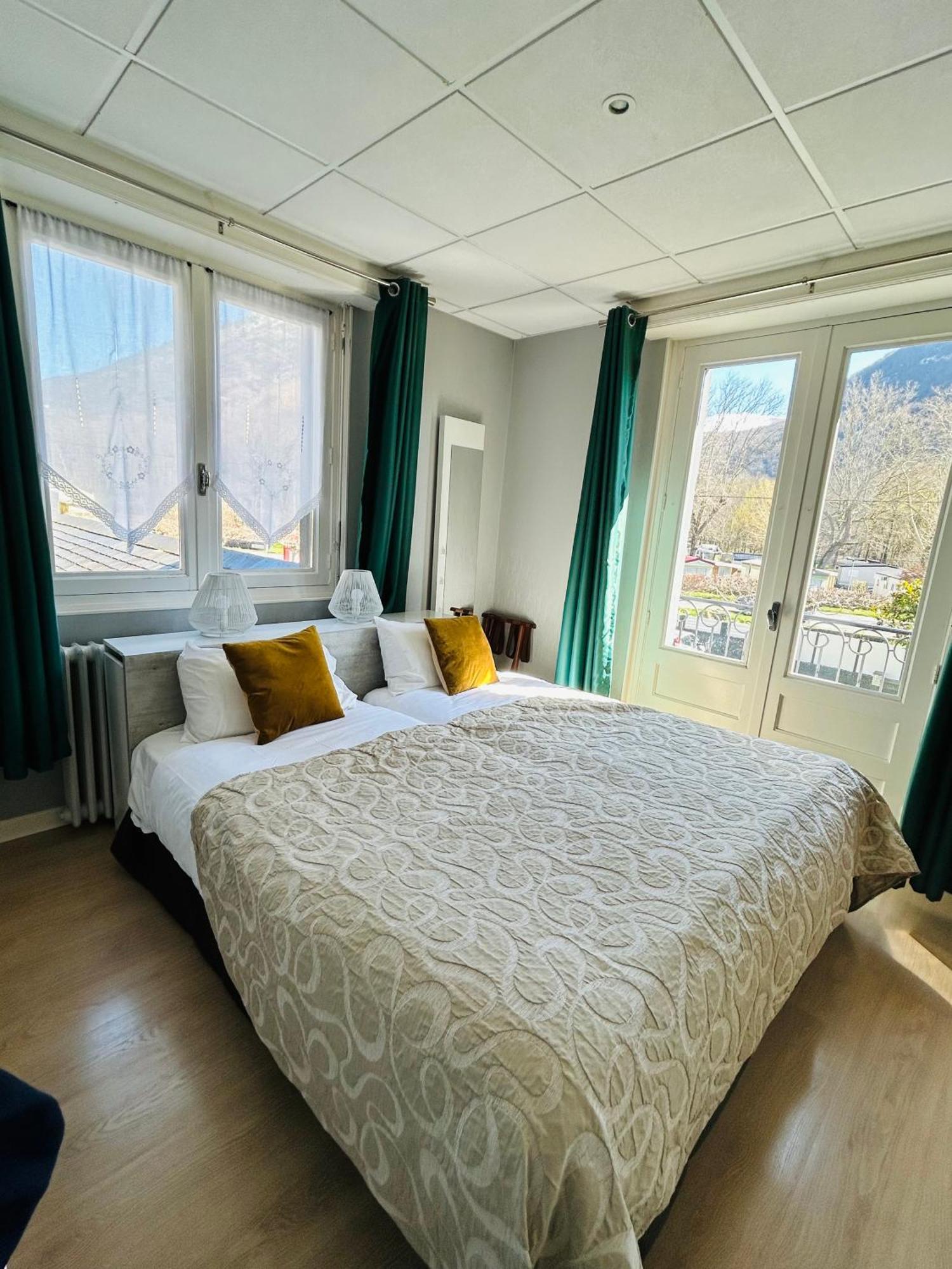 Logis Hotel L'Ayguelade Bielle Екстер'єр фото
