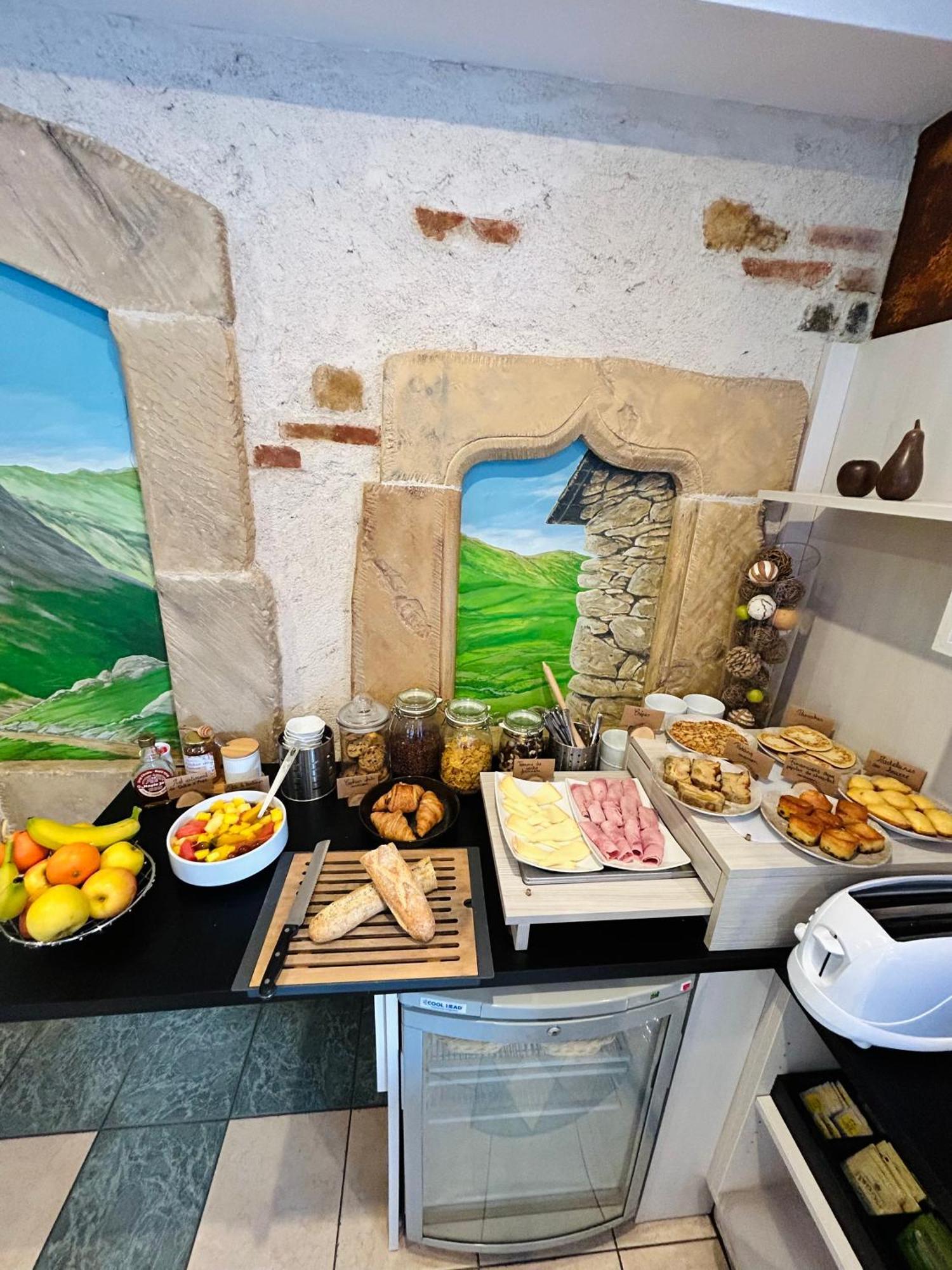 Logis Hotel L'Ayguelade Bielle Екстер'єр фото