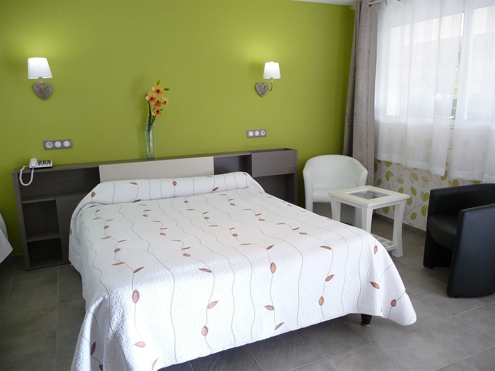 Logis Hotel L'Ayguelade Bielle Екстер'єр фото
