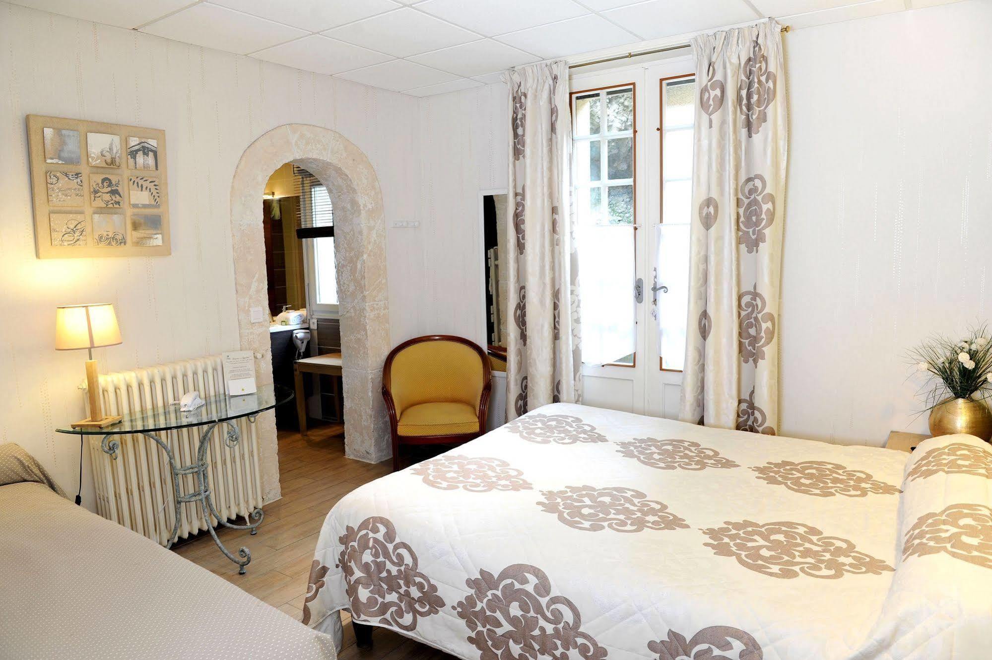 Logis Hotel L'Ayguelade Bielle Екстер'єр фото