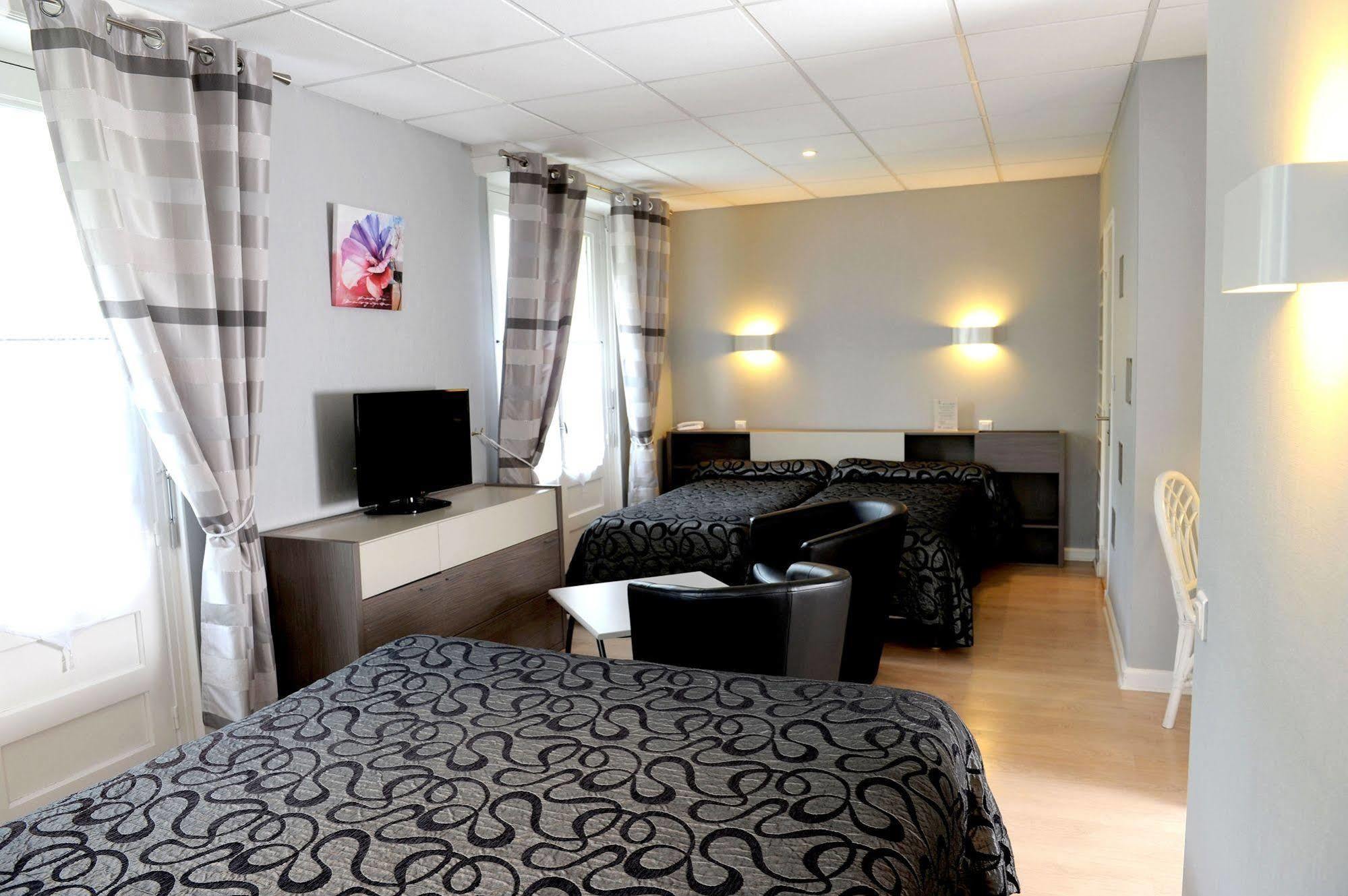 Logis Hotel L'Ayguelade Bielle Екстер'єр фото