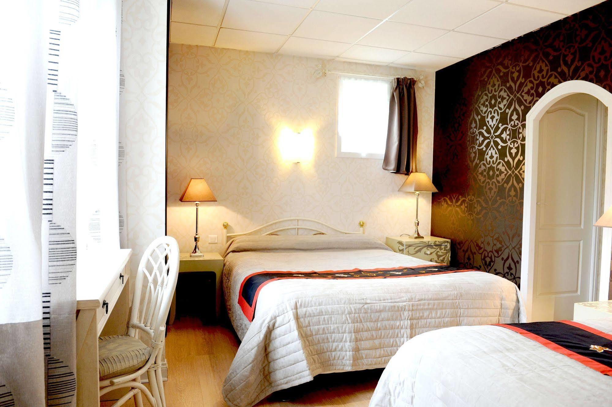 Logis Hotel L'Ayguelade Bielle Екстер'єр фото