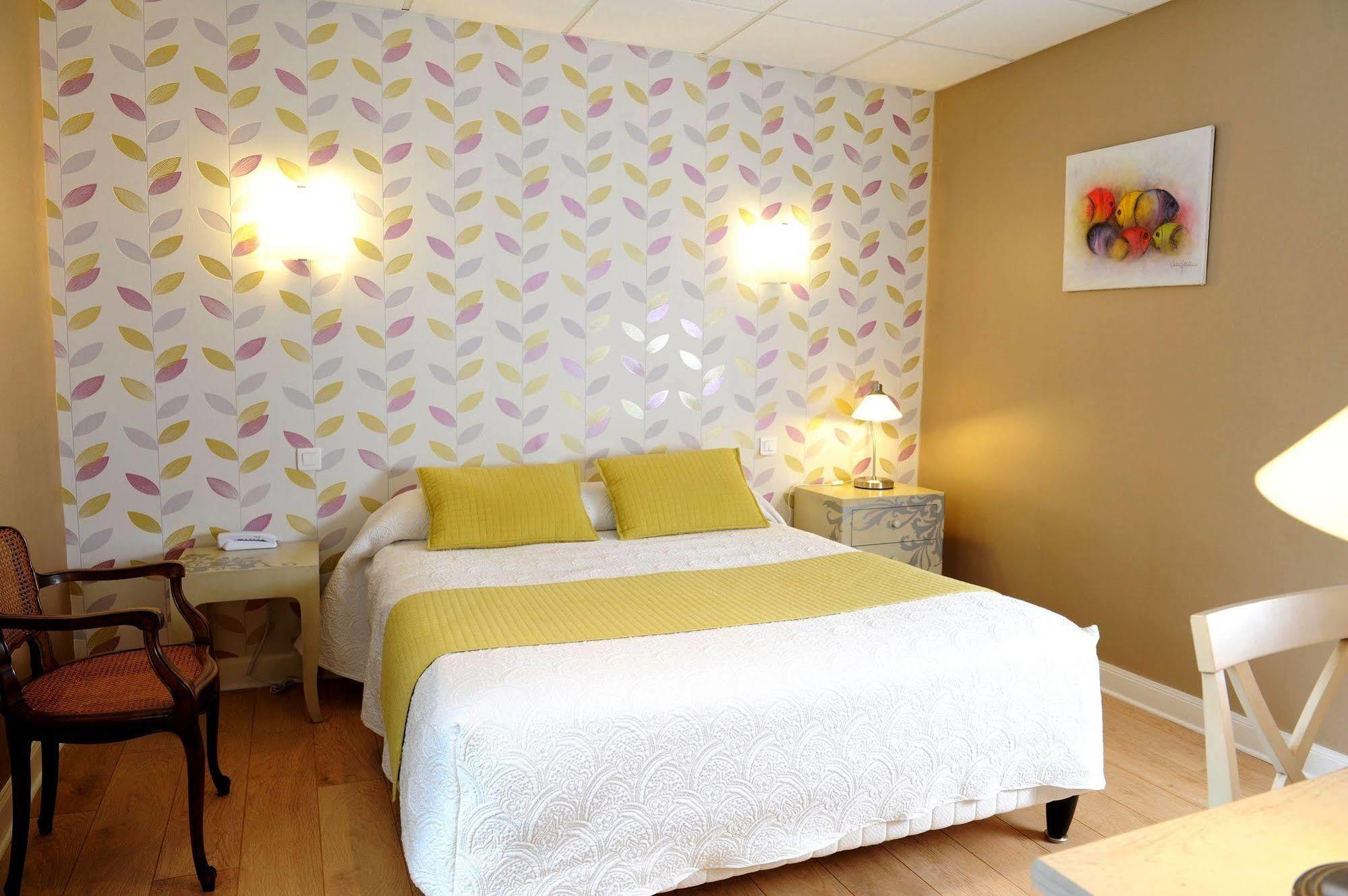Logis Hotel L'Ayguelade Bielle Екстер'єр фото