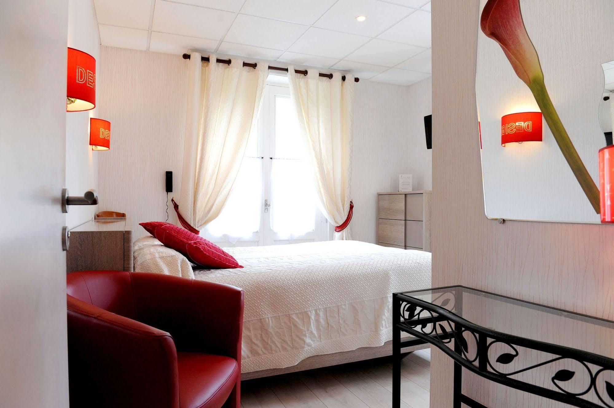 Logis Hotel L'Ayguelade Bielle Екстер'єр фото