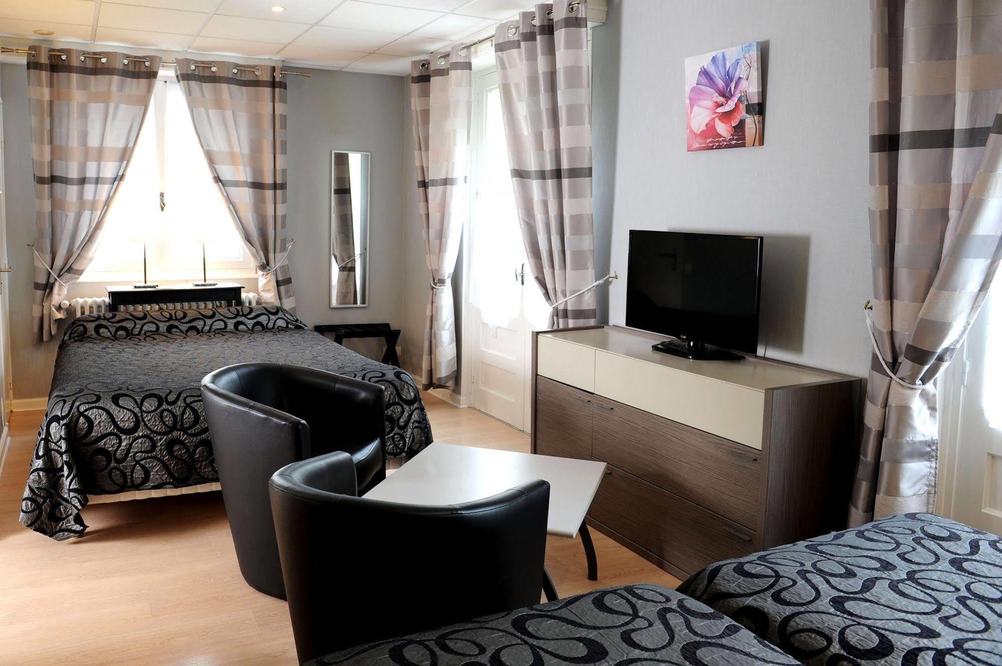 Logis Hotel L'Ayguelade Bielle Екстер'єр фото