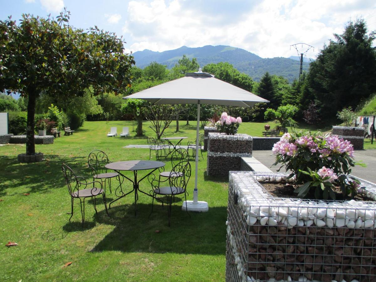 Logis Hotel L'Ayguelade Bielle Екстер'єр фото