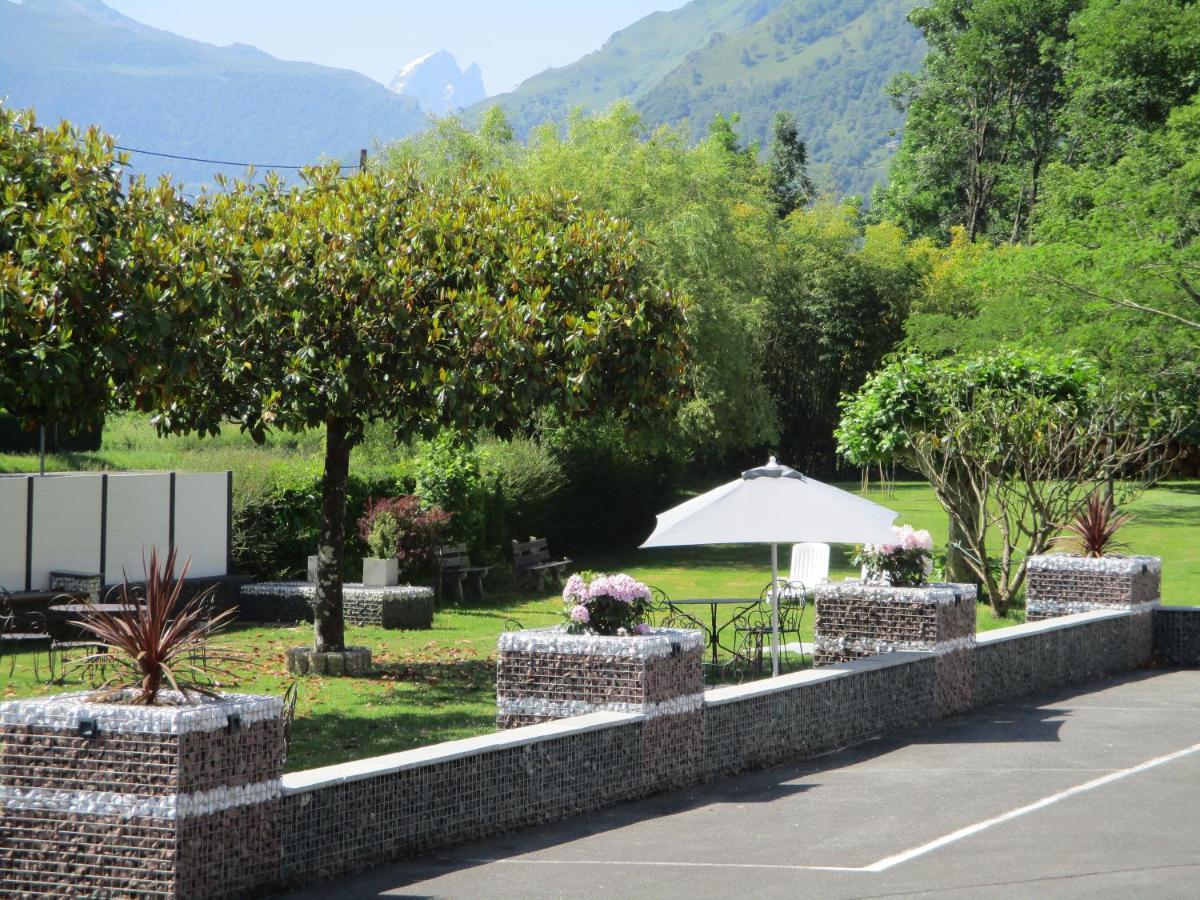Logis Hotel L'Ayguelade Bielle Екстер'єр фото
